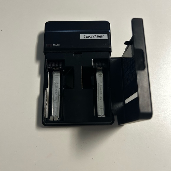 GE Battery Charger for AA Rechargeanle Batteries - Picture 3 of 3
